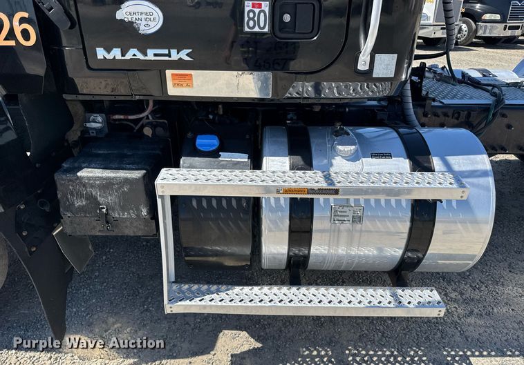 image for item FB9412 2014 Mack CHU613 semi truck