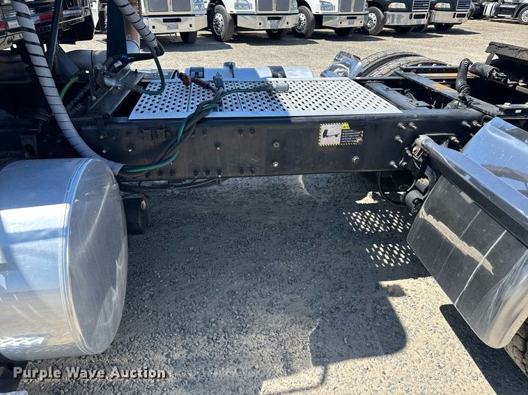 image for item FB9412 2014 Mack CHU613 semi truck