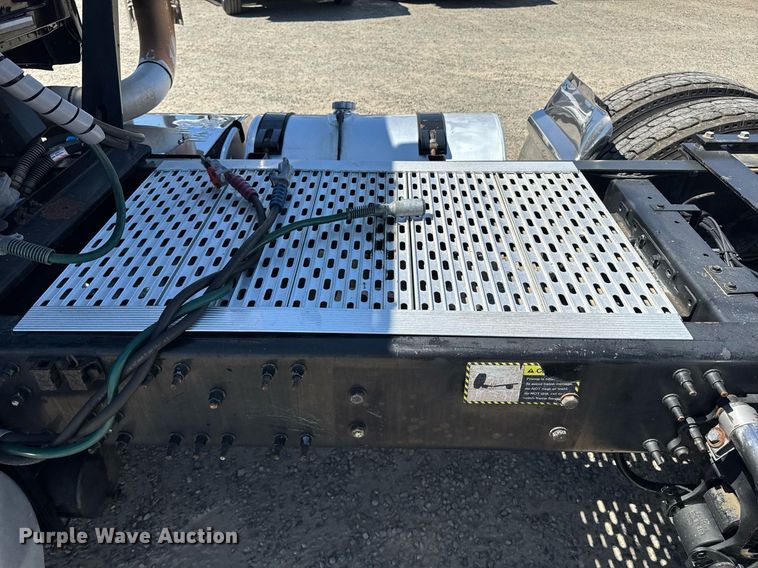 image for item FB9412 2014 Mack CHU613 semi truck