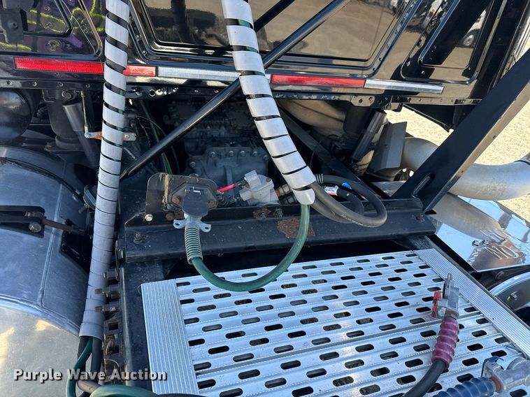 image for item FB9412 2014 Mack CHU613 semi truck