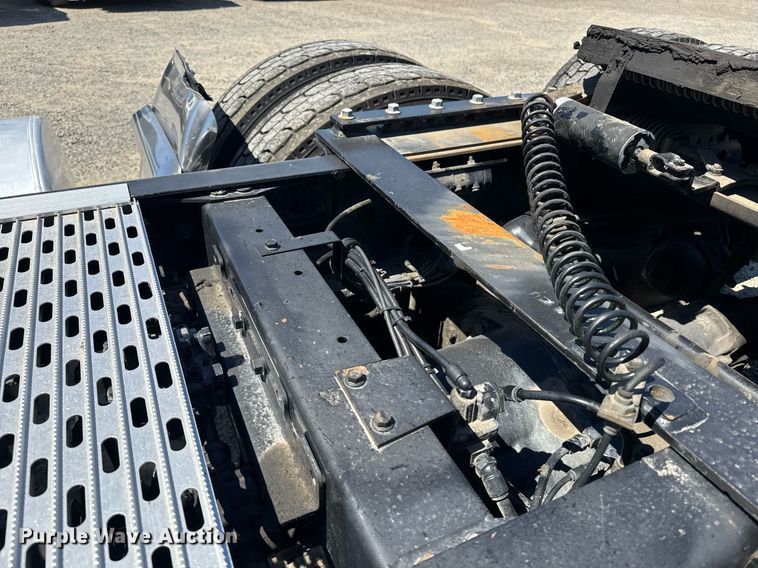 image for item FB9412 2014 Mack CHU613 semi truck