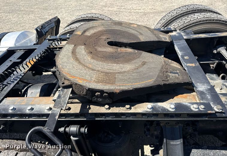 image for item FB9412 2014 Mack CHU613 semi truck