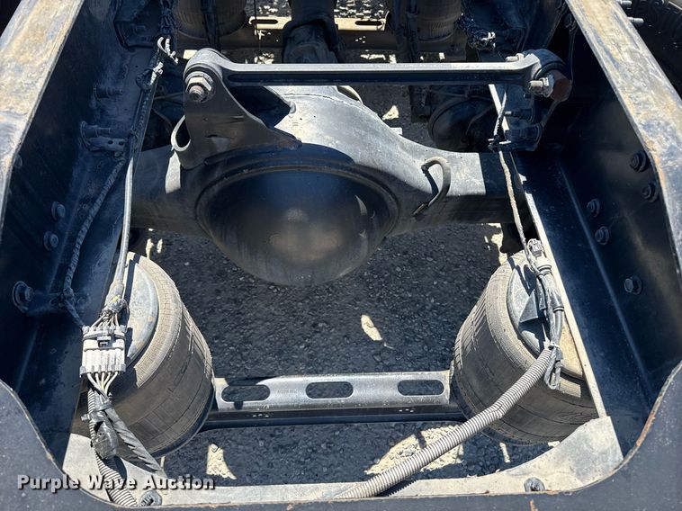 image for item FB9412 2014 Mack CHU613 semi truck