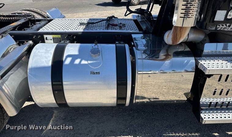 image for item FB9412 2014 Mack CHU613 semi truck