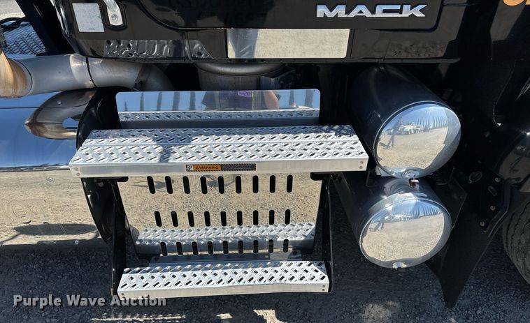 image for item FB9412 2014 Mack CHU613 semi truck