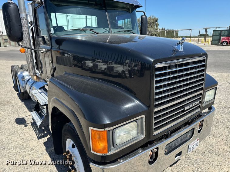 image for item FB9412 2014 Mack CHU613 semi truck