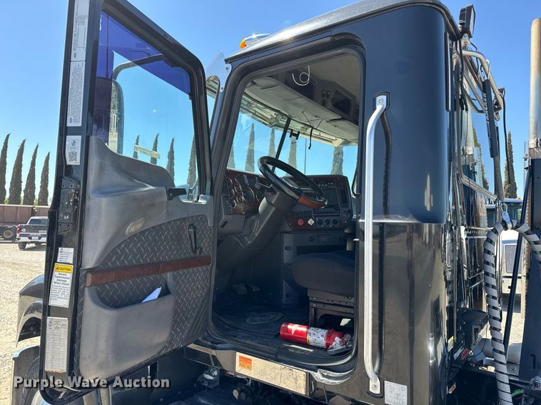 image for item FB9412 2014 Mack CHU613 semi truck