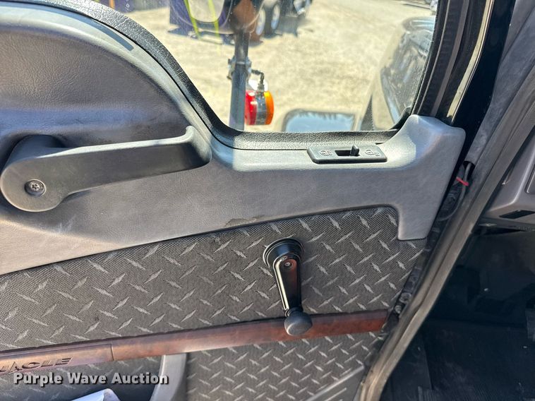 image for item FB9412 2014 Mack CHU613 semi truck