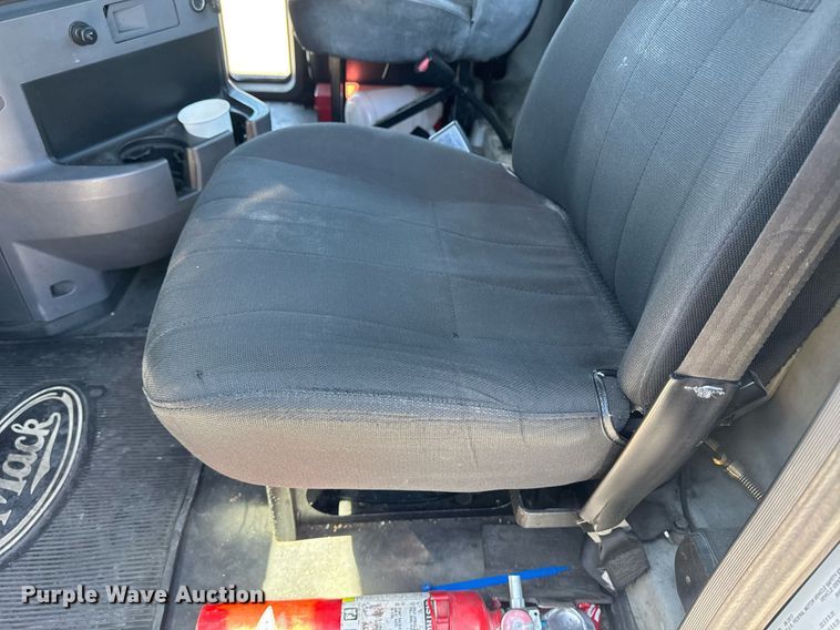 image for item FB9412 2014 Mack CHU613 semi truck