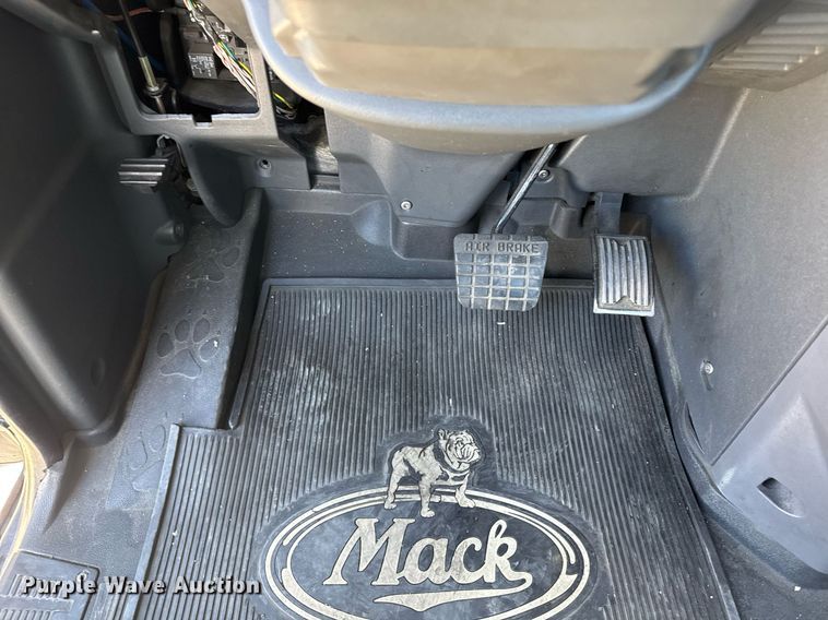 image for item FB9412 2014 Mack CHU613 semi truck