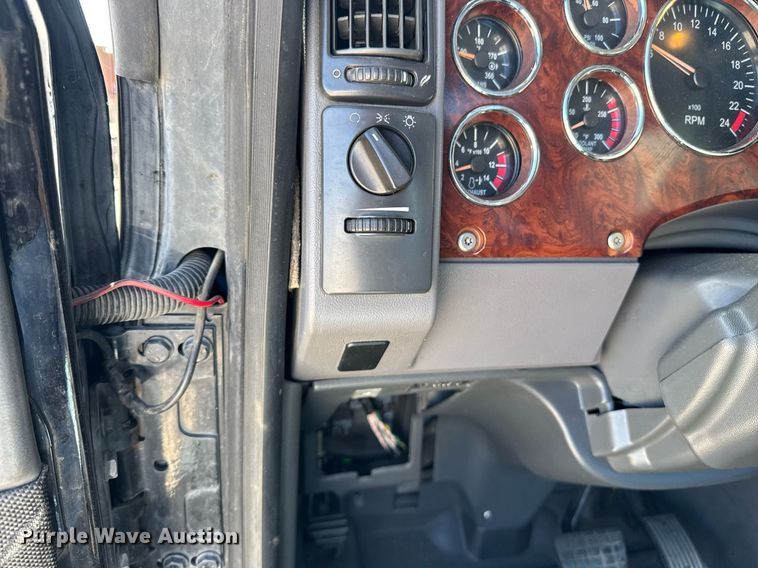 image for item FB9412 2014 Mack CHU613 semi truck