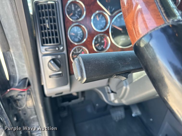 image for item FB9412 2014 Mack CHU613 semi truck