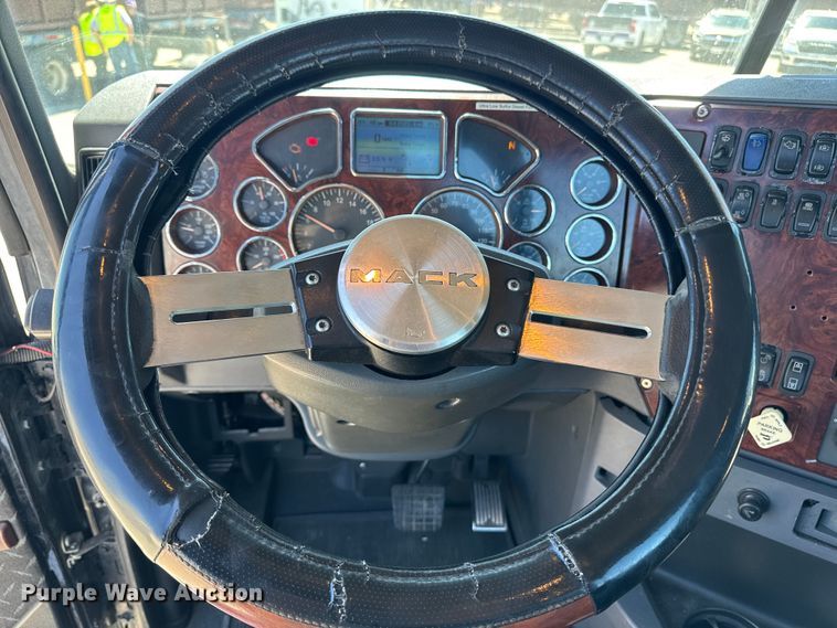 image for item FB9412 2014 Mack CHU613 semi truck