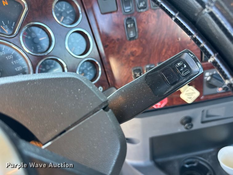 image for item FB9412 2014 Mack CHU613 semi truck