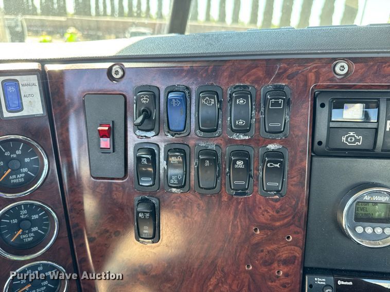 image for item FB9412 2014 Mack CHU613 semi truck