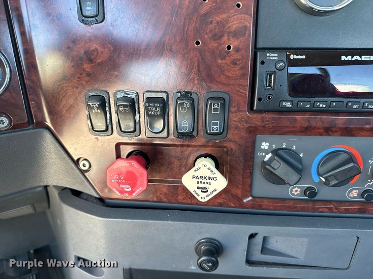 image for item FB9412 2014 Mack CHU613 semi truck