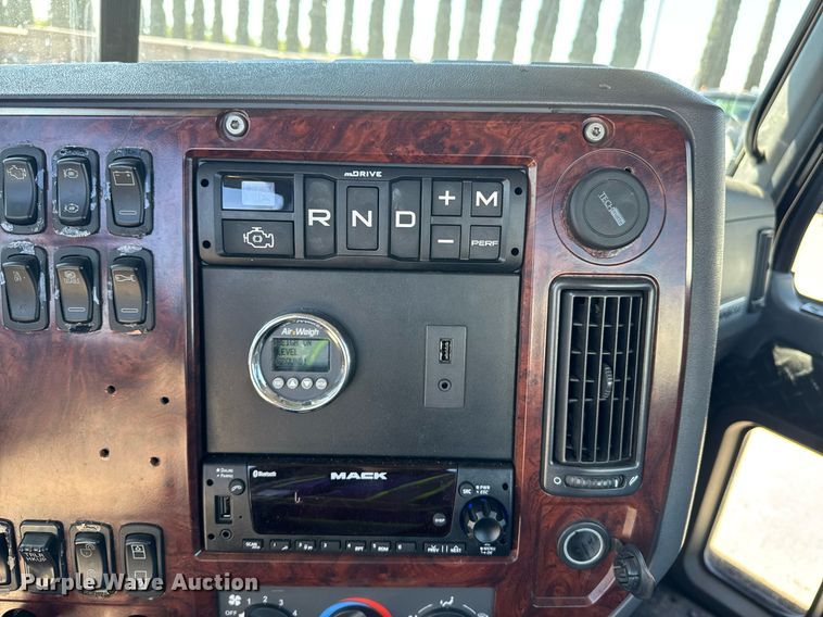 image for item FB9412 2014 Mack CHU613 semi truck