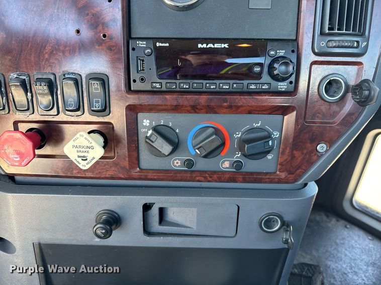 image for item FB9412 2014 Mack CHU613 semi truck