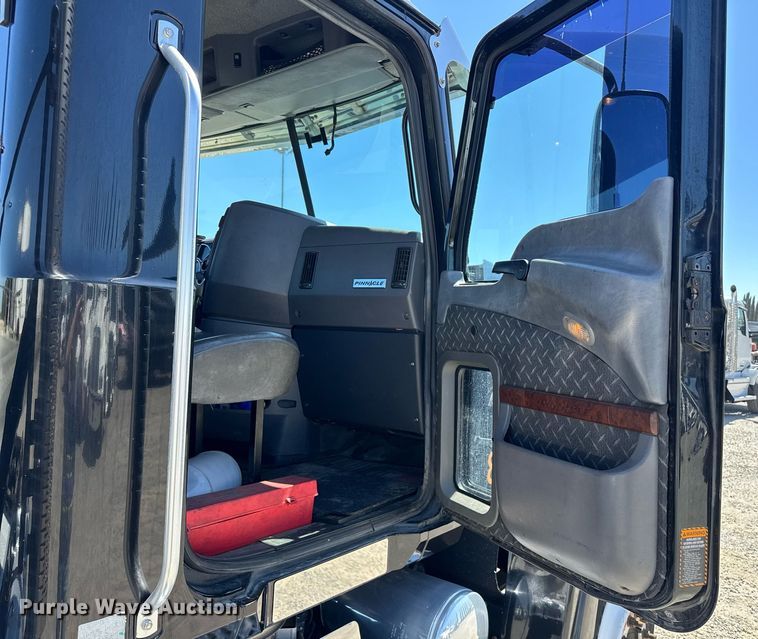 image for item FB9412 2014 Mack CHU613 semi truck