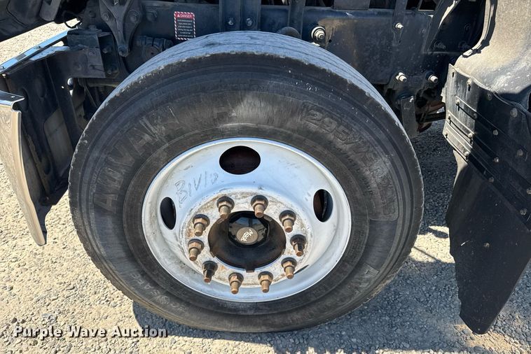 image for item FB9412 2014 Mack CHU613 semi truck