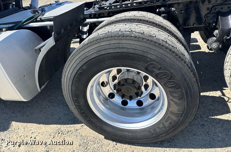 image for item FB9412 2014 Mack CHU613 semi truck