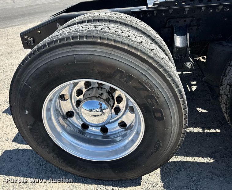 image for item FB9412 2014 Mack CHU613 semi truck