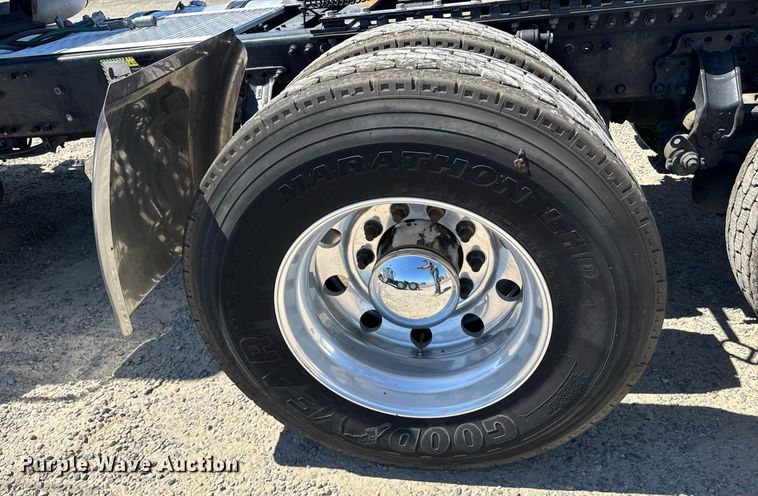 image for item FB9412 2014 Mack CHU613 semi truck