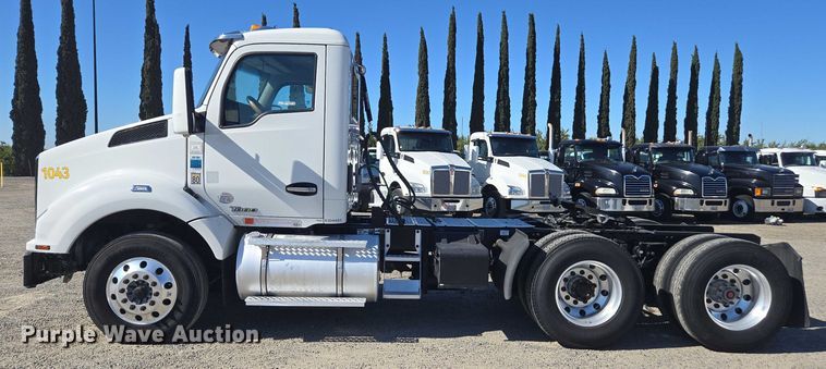 image for item FB9413 2016 Kenworth T880 semi truck