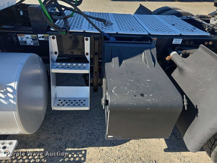 image for item FB9413 2016 Kenworth T880 semi truck