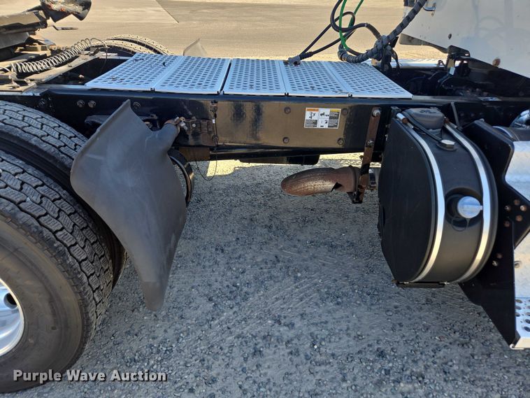 image for item FB9413 2016 Kenworth T880 semi truck