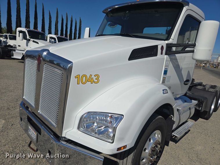 image for item FB9413 2016 Kenworth T880 semi truck