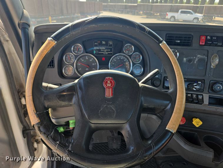 image for item FB9413 2016 Kenworth T880 semi truck