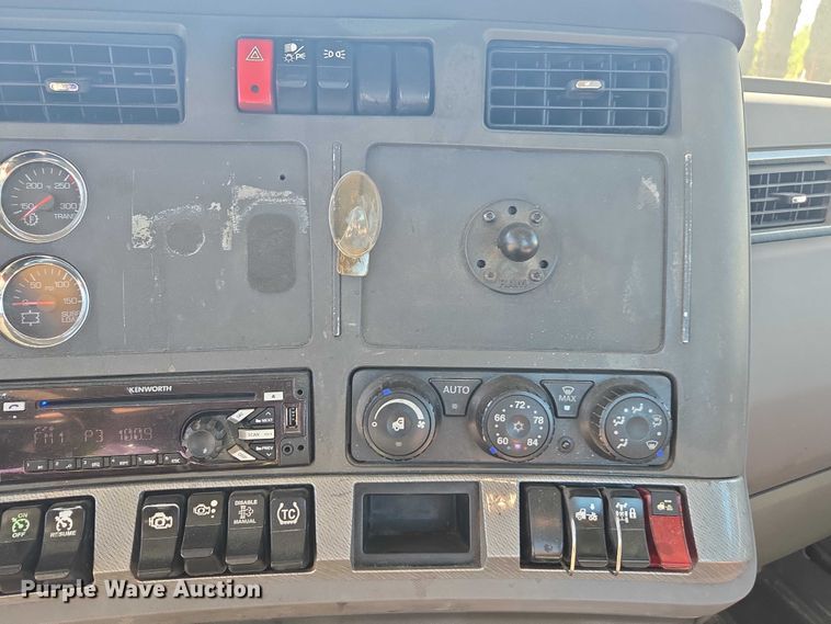 image for item FB9413 2016 Kenworth T880 semi truck