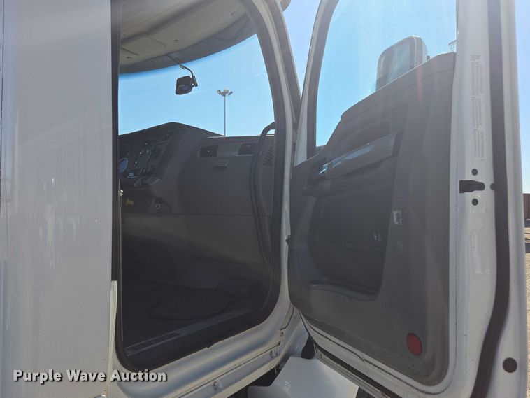 image for item FB9413 2016 Kenworth T880 semi truck