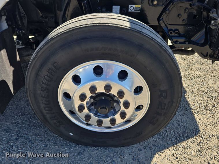 image for item FB9413 2016 Kenworth T880 semi truck