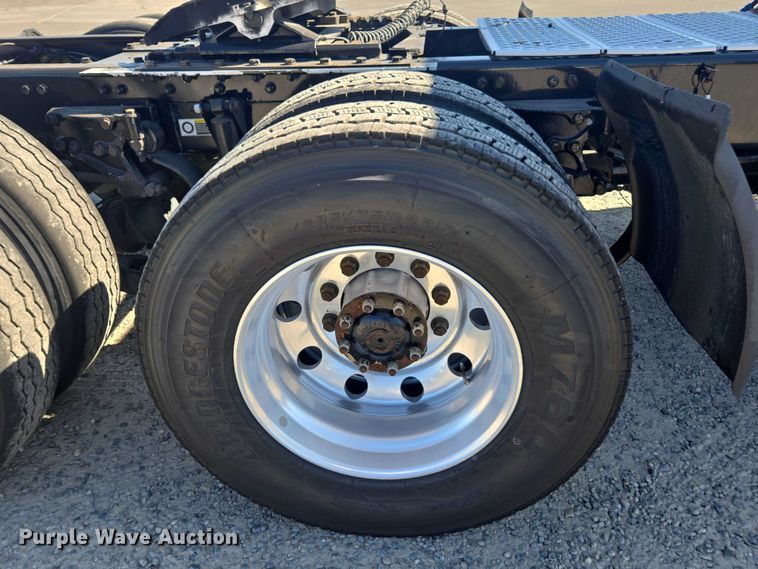 image for item FB9413 2016 Kenworth T880 semi truck