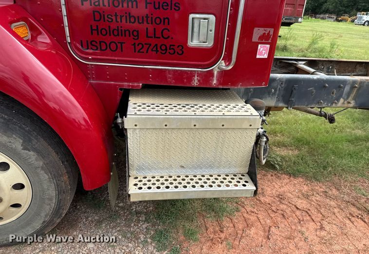 image for item HI9264 2002 Kenworth T300 truck cab and chassis