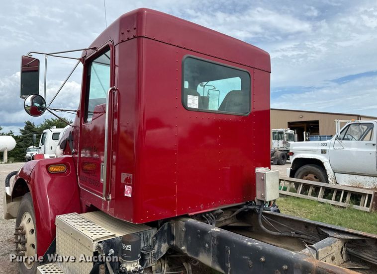 image for item HI9264 2002 Kenworth T300 truck cab and chassis