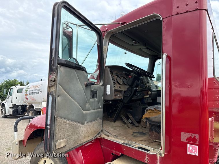 image for item HI9264 2002 Kenworth T300 truck cab and chassis