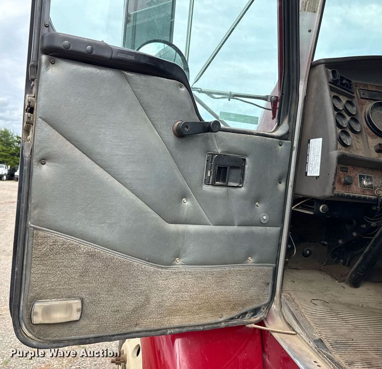 image for item HI9264 2002 Kenworth T300 truck cab and chassis