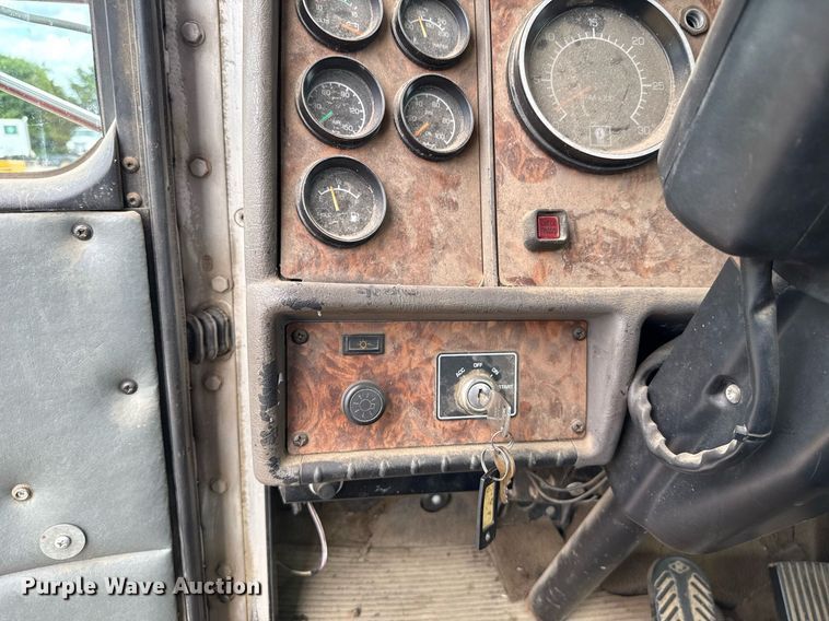 image for item HI9264 2002 Kenworth T300 truck cab and chassis