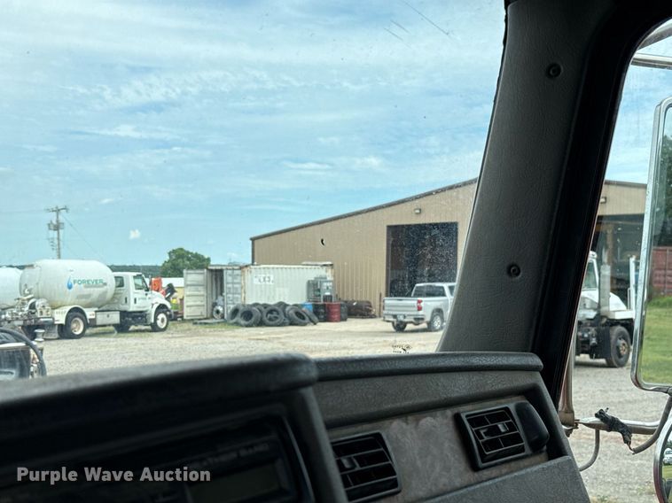 image for item HI9264 2002 Kenworth T300 truck cab and chassis