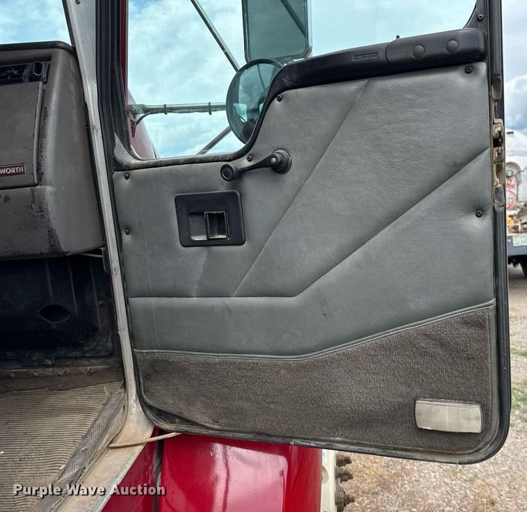 image for item HI9264 2002 Kenworth T300 truck cab and chassis