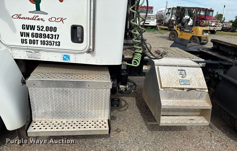 image for item HI9265 2009 Kenworth T370 semi truck