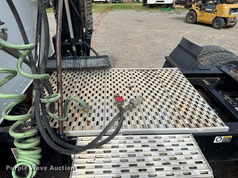 image for item HI9265 2009 Kenworth T370 semi truck