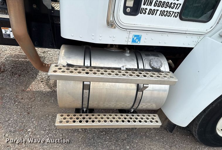 image for item HI9265 2009 Kenworth T370 semi truck