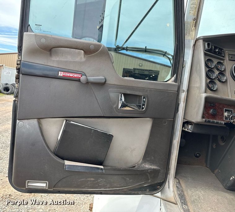 image for item HI9265 2009 Kenworth T370 semi truck