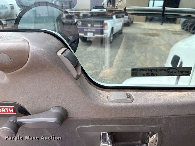 image for item HI9265 2009 Kenworth T370 semi truck