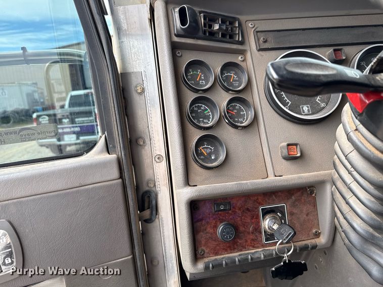 image for item HI9265 2009 Kenworth T370 semi truck