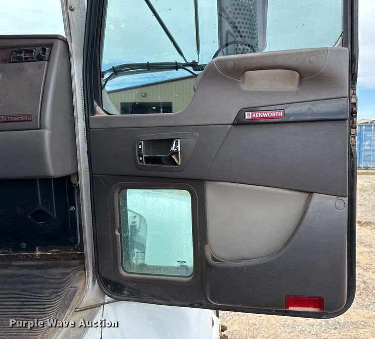 image for item HI9265 2009 Kenworth T370 semi truck